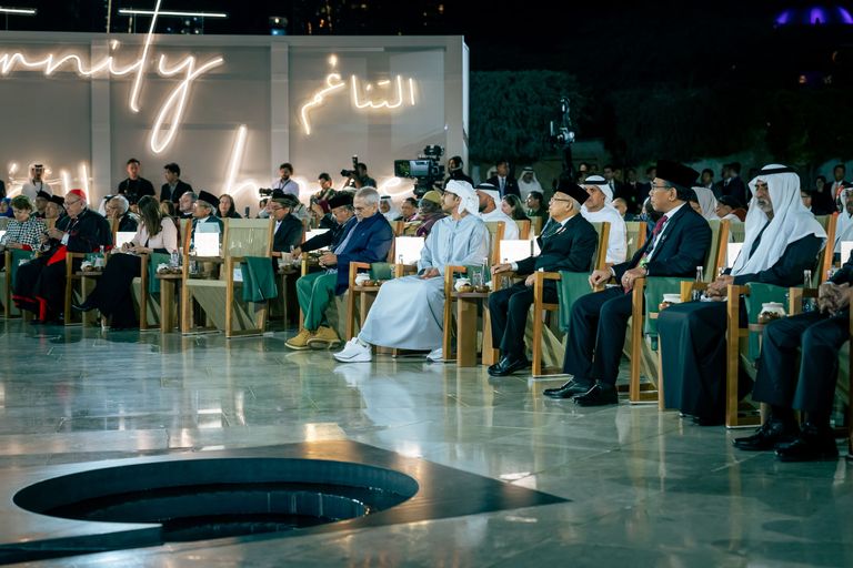 الشيخ عبدالله بن زايد آل نهيان مع المكرمين بالجائزة