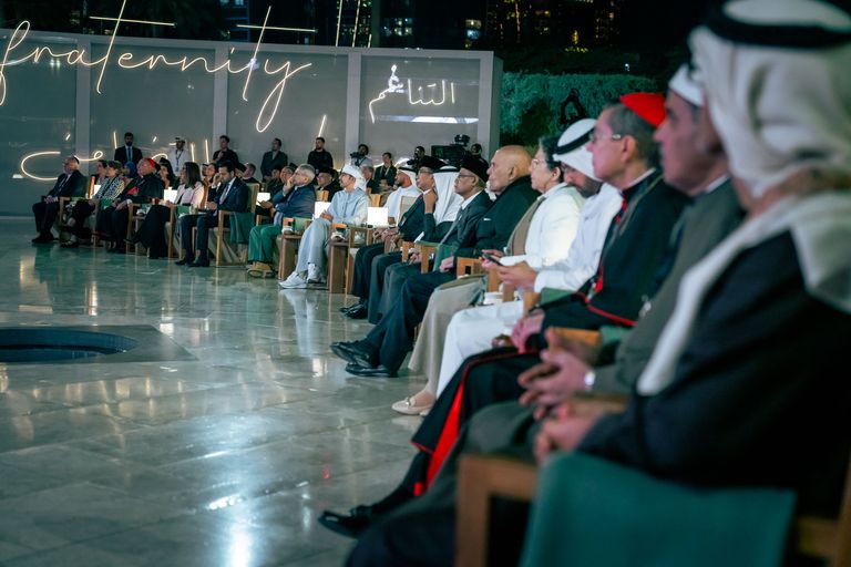 الشيخ عبدالله بن زايد آل نهيان مع المكرمين بالجائزة