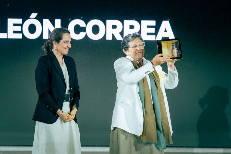 الشيخ عبدالله بن زايد آل نهيان مع المكرمين بالجائزة