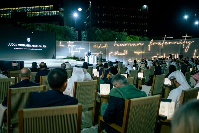 الشيخ عبدالله بن زايد آل نهيان مع المكرمين بالجائزة