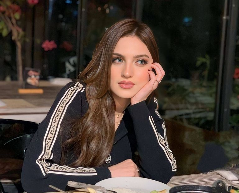 الإعلامية المصرية ياسمين عز