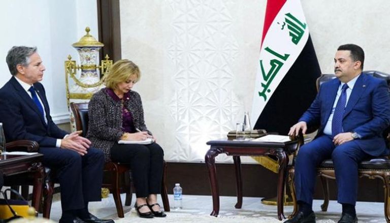 جانب من لقاء سابق بين وزير خارجية أمريكا ورئيس الحكومة العراقية
