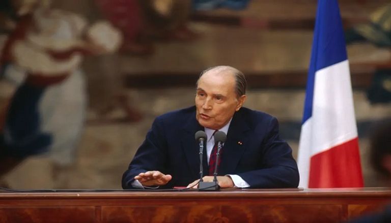 فرانسوا ميتران الرئيس الأمريكي جو بايدن والفرنسي ماكرون