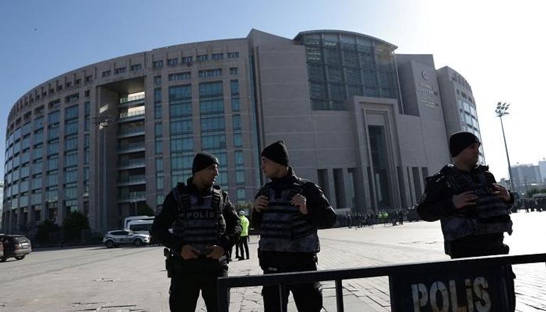 عناصر من الشرطة التركية في موقع الحادث - رويترز