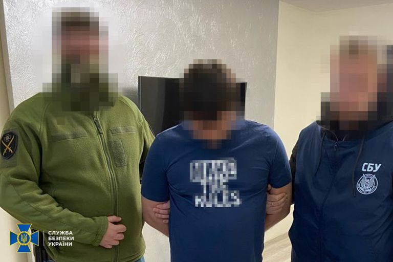 عملية توقيف أحد المتهمين وزعها جهاز الاستخبارات الأوكراني