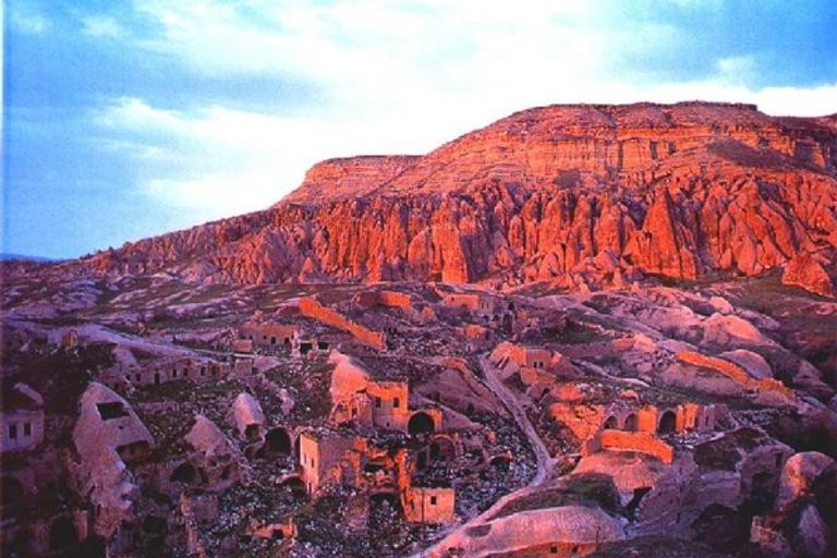 الوادي الأحمر أحد أفضل أماكن السياحة في كابادوكيا