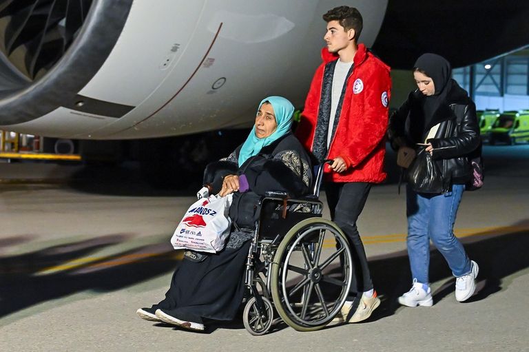 وصول الدفعة العاشرة من الأطفال الفلسطينيين الجرحى ومرضى السرطان إلى الإمارات