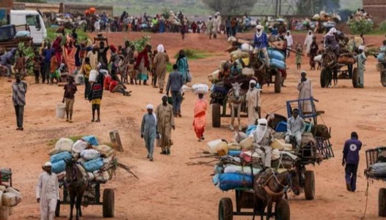 نازحون سودانيون يفرون من أماكن القتال - رويترز