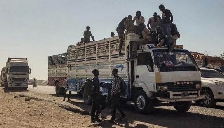 وصول نازحين سودانيين فروا من ولاية الجزيرة إلى القضارف