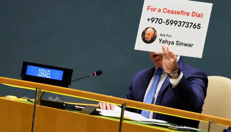 مندوب إسرائيل بالأمم المتحدة برفع لافتة عليها معلومات الاتصال بالسنوار