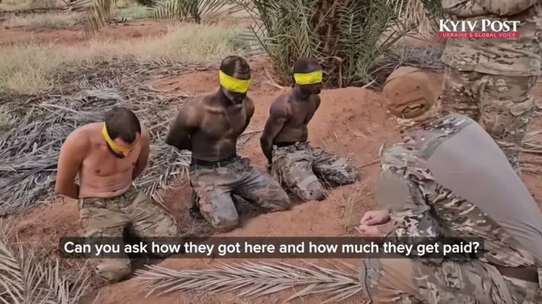 علم السودان على مقدمة قطعة سلاح