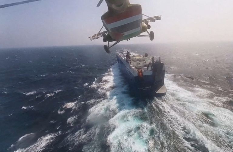 أحد أنصار الحوثي يحمل صاروخا وهميا