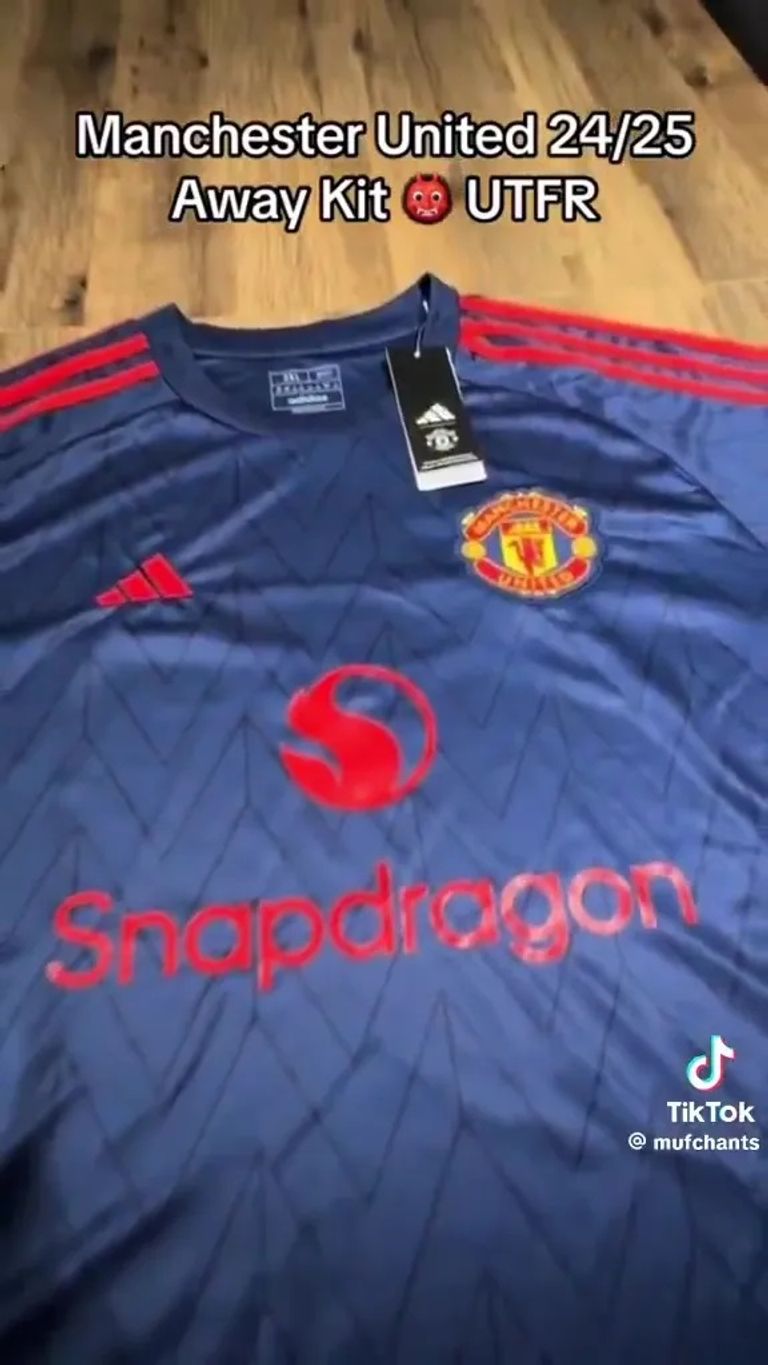 قميص يونايتد البديل للموسم المقبل كريستيانو رونالدو مع مانشستر يونايتد في 2003