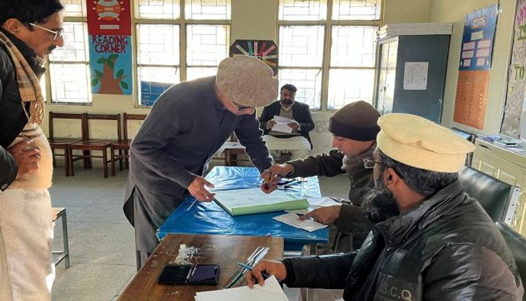 جانب من عملية التصويت في باكستان - رويترز