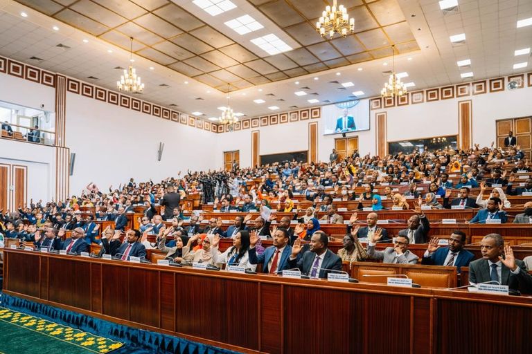 تمسغن طورونه خلال أدائه اليمين الدستورية بالبرلمان