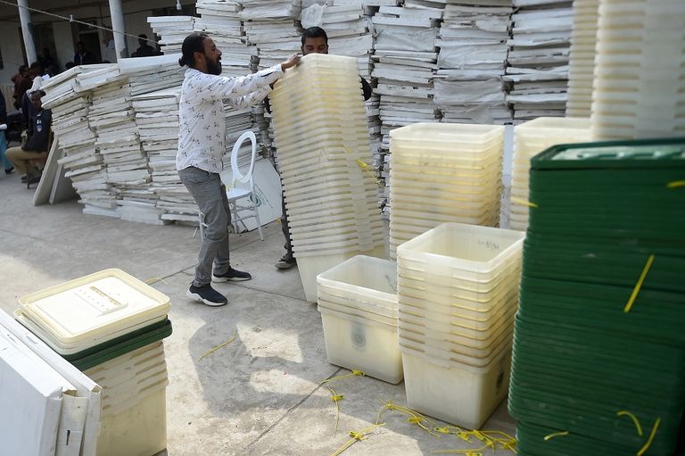 صناديق اقتراع في الانتخابات الباكستانية