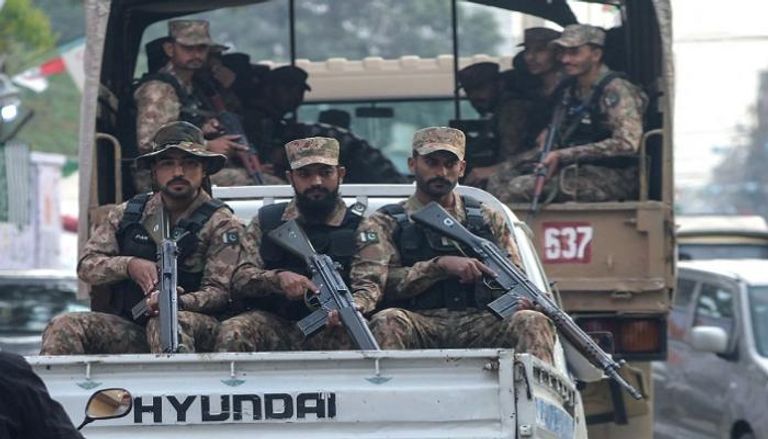 قوات الأمن الباكستانية أمام مركز اقتراع