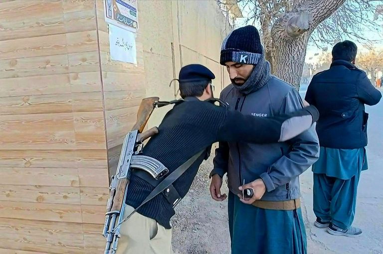 قوات الأمن الباكستانية أمام مركز اقتراع