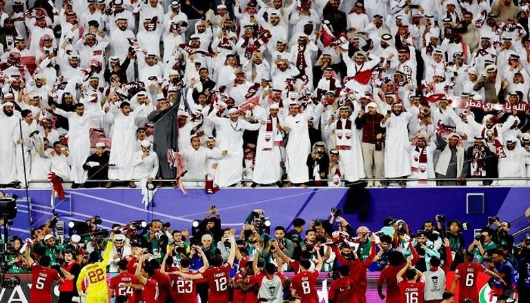 منتخب قطر مع جماهيره 