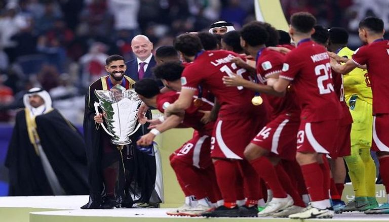 لحظة تتويج منتخب قطر 