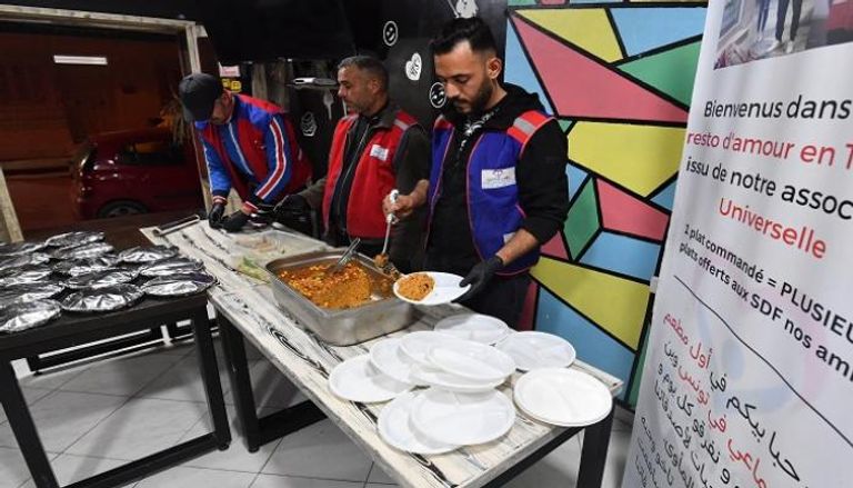 إعداد الطعام بمطعم الحب بتونس