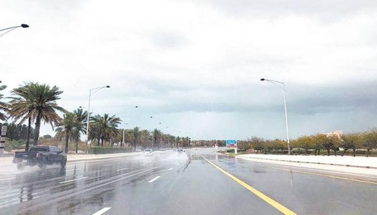 أمطار متفاوتة الشدة تهطل في الإمارات