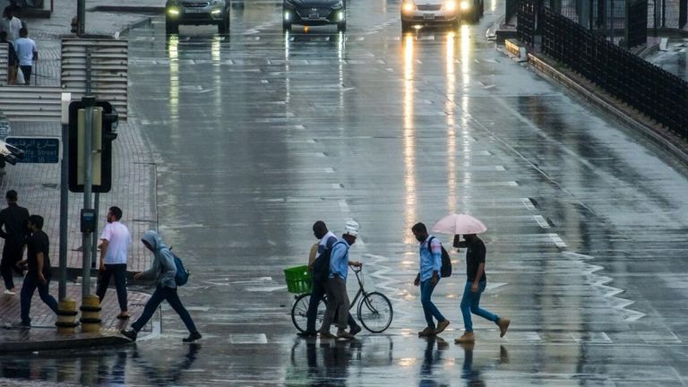 أمطار متفاوتة الشدة تهطل في الإمارات