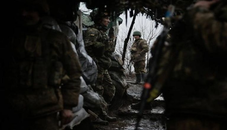 جنود اوكرانيون في أحد الخنادق على الجبهة