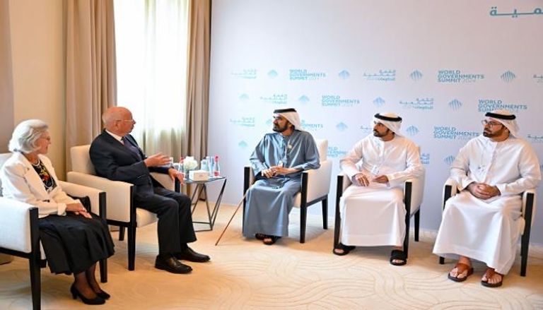 الشيخ محمد بن راشد آل مكتوم يلتقي مؤسس ورئيس المنتدى الاقتصادي العالمي