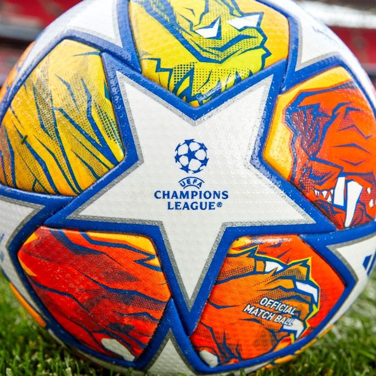 كرة نهائي دوري أبطال أوروبا مع كأس البطولة