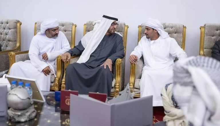 الشيخ محمد بن زايد آل نهيان خلال زيارته لمجلس العزاء