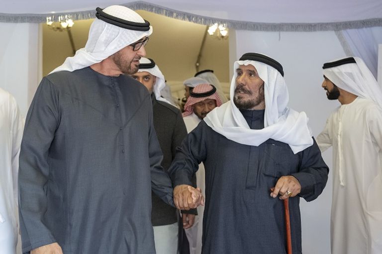 الشيخ محمد بن زايد آل نهيان خلال زيارته لمجلس العزاء