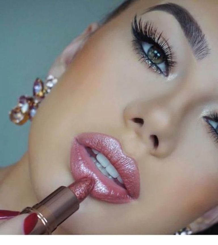 مكياج الشفاه الوردية الناعمة
