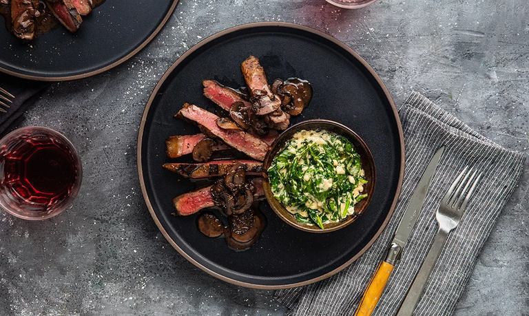 ستيك لحم مع صوص الفطر