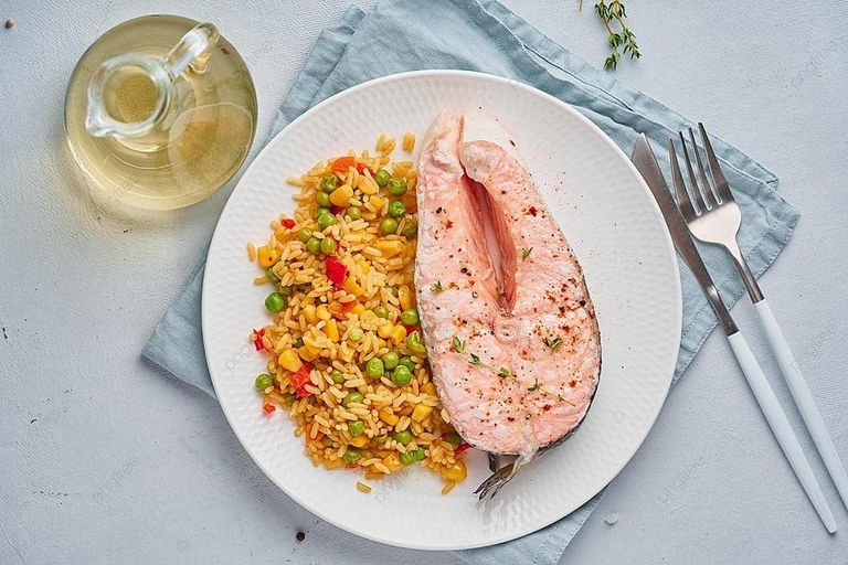 سمك مشوي مع خضروات بخارية