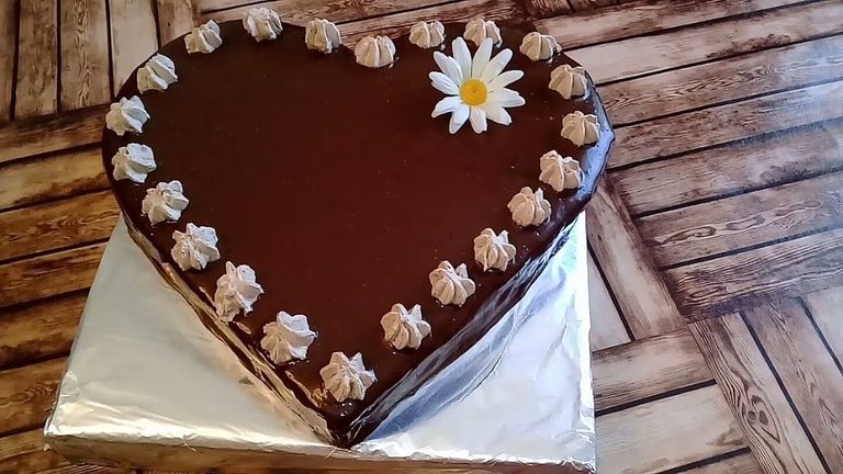 كيكة الشوكولاتة على شكل قلب