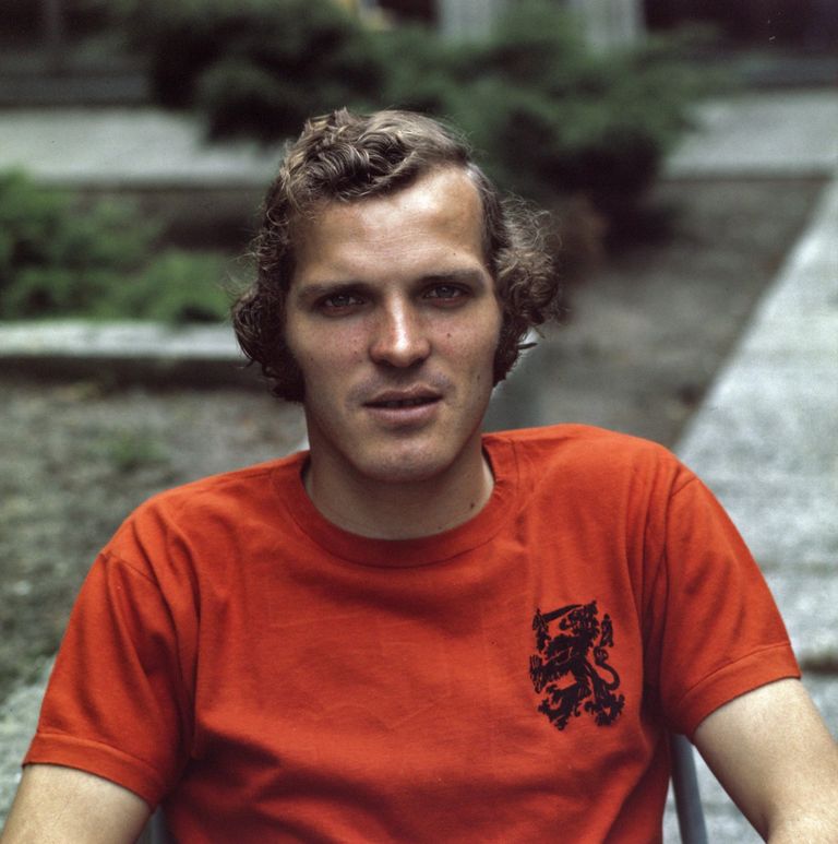 فان كيرخوف نجم منتخب هولندا السابق الفرنسي إيريك كانتونا