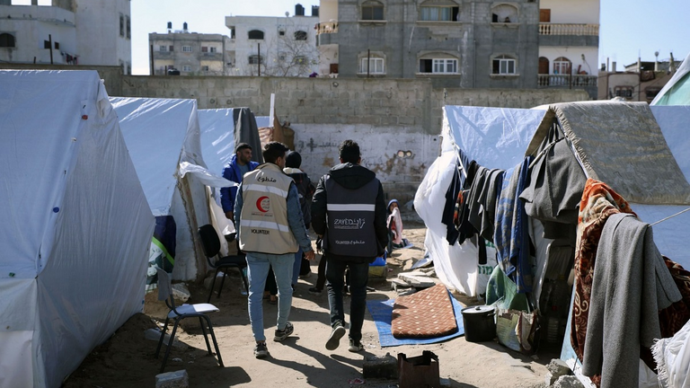 الإمارات توزع مساعدات على أهالي غزة