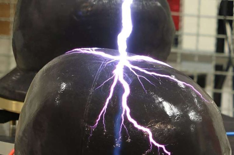 رؤوس نماذج شبيهة بالبشر تتعرض لتفريغات كهربائية عالية الطاقة تشبه البرق الطبيعي.