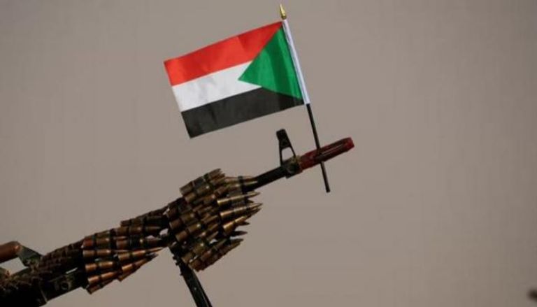 علم السودان على مقدمة قطعة سلاح