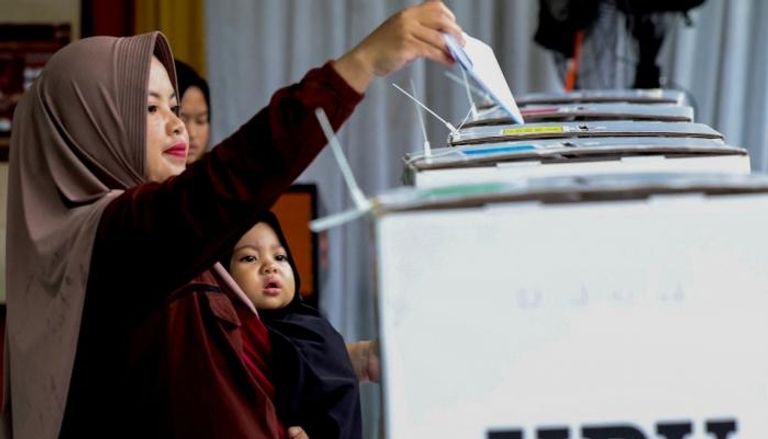 ناخبة تقترع في انتخابات إندونيسيا - رويترز