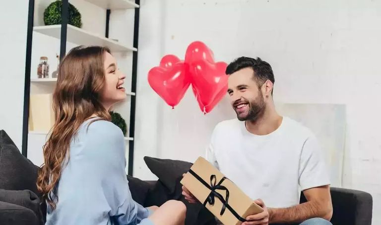 شاب يقدم هدية لفتاة في عيد الحب