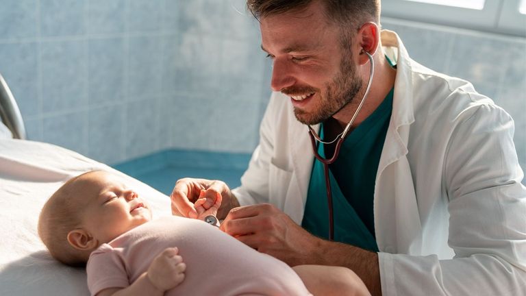 طفل يخضع للكشف الطبي