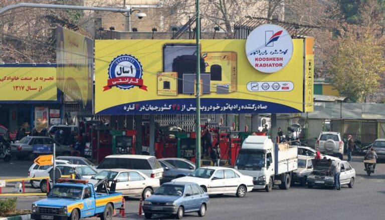 سيارات تنتظر أمام محطة وقود في طهران
