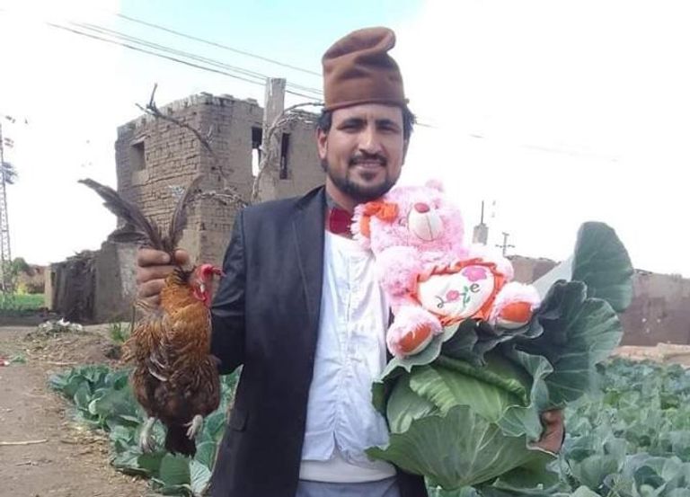 مصري يهدي والدته دجاجة وكرنبة في عيد الحب