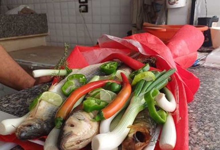 مصري يهدي والدته دجاجة وكرنبة في عيد الحب