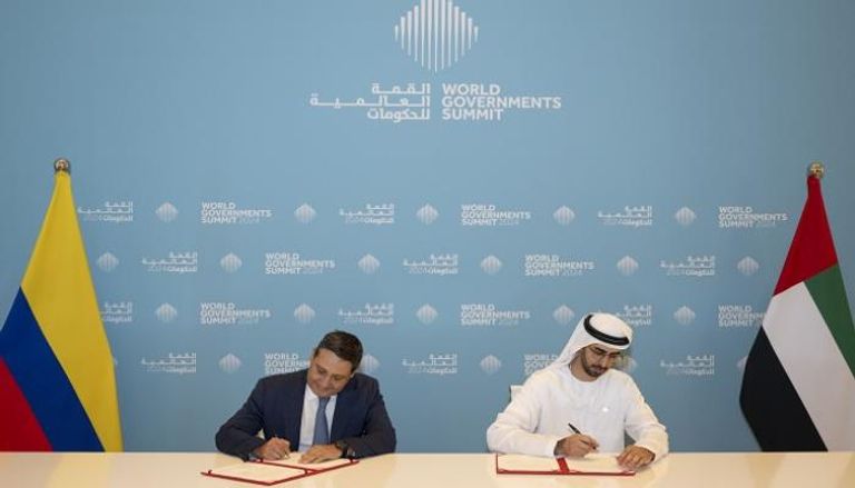 عمر سلطان العلماء وزير دولة الإمارات للذكاء الاصطناعي أثناء توقيع الاتفاقيات