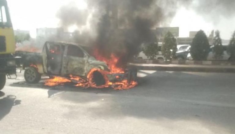 النيران تلتهم سيارة المسؤول الأمني الجنوبي في عدن بعد استهدافها