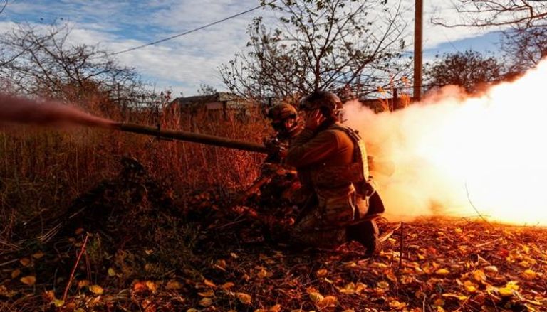 جنود أوكرانيون يطلقون قاذفة قنابل يدوية مضادة للدبابات في أفدييفكا