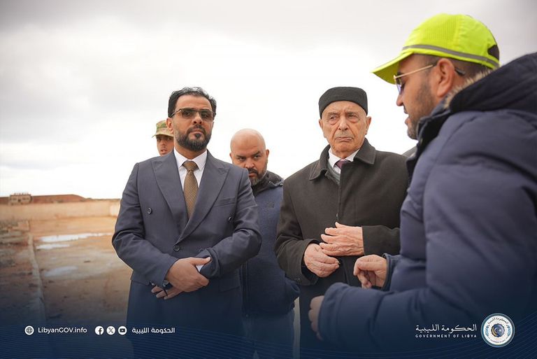 من اليمين رئيس حكومة الوحدة الدبيبة وإلى يساره رئيس حكومة الشرق حماد